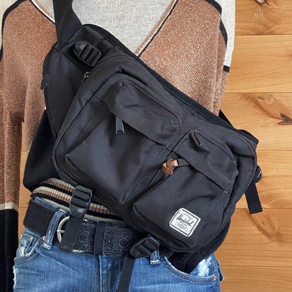 Herschel Supply Company Handbags - Herschel Eighteen hip pack black canvas crossbody